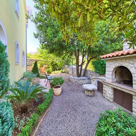 50m Distant From The Sea Apartment Malinska